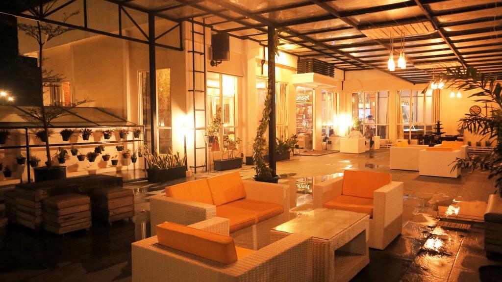 Amarelo Hotel Solo Extérieur photo