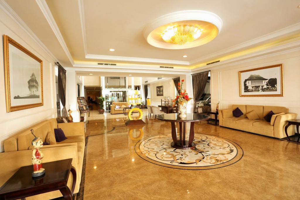 Amarelo Hotel Solo Extérieur photo
