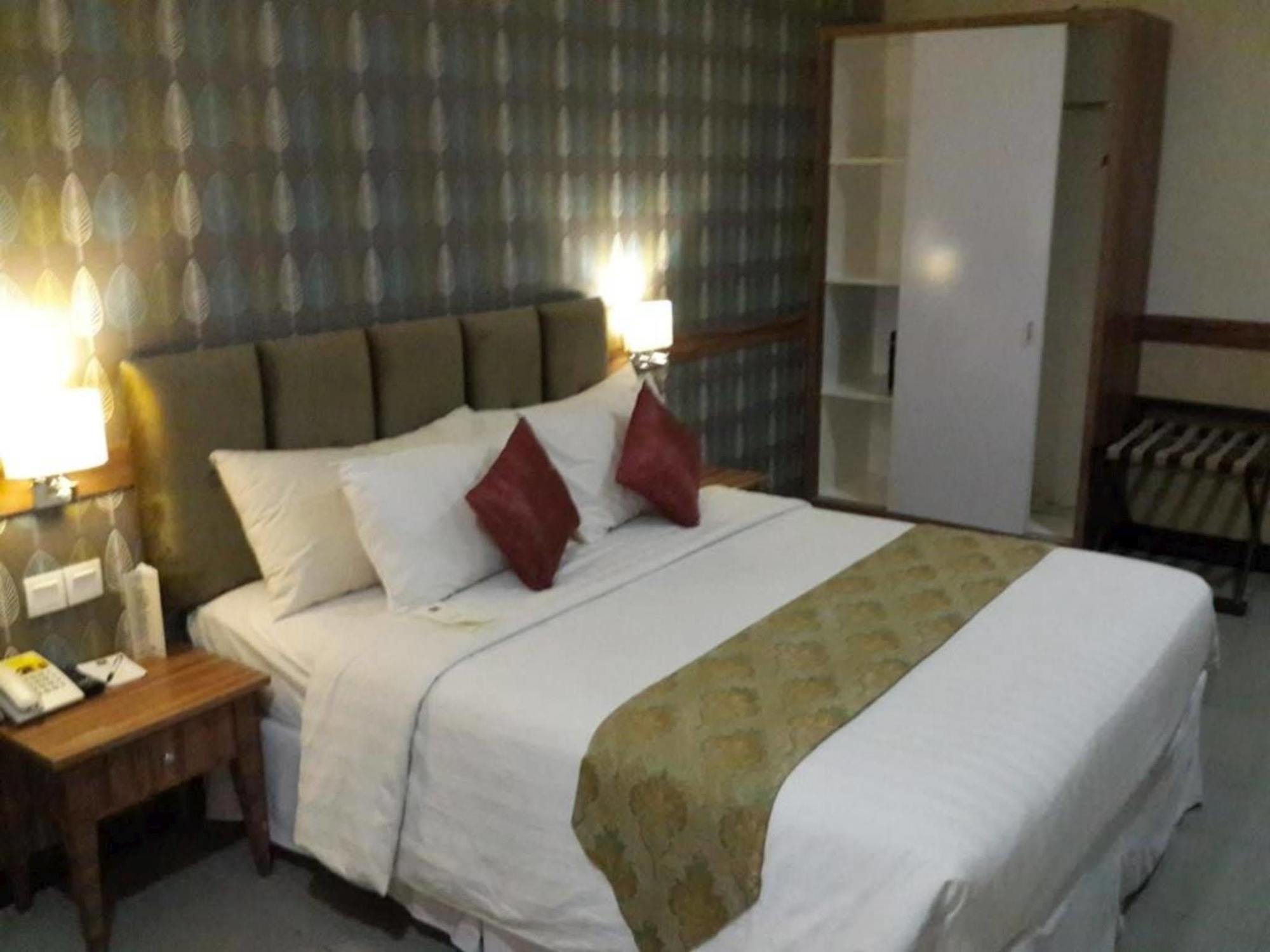 Amarelo Hotel Solo Extérieur photo