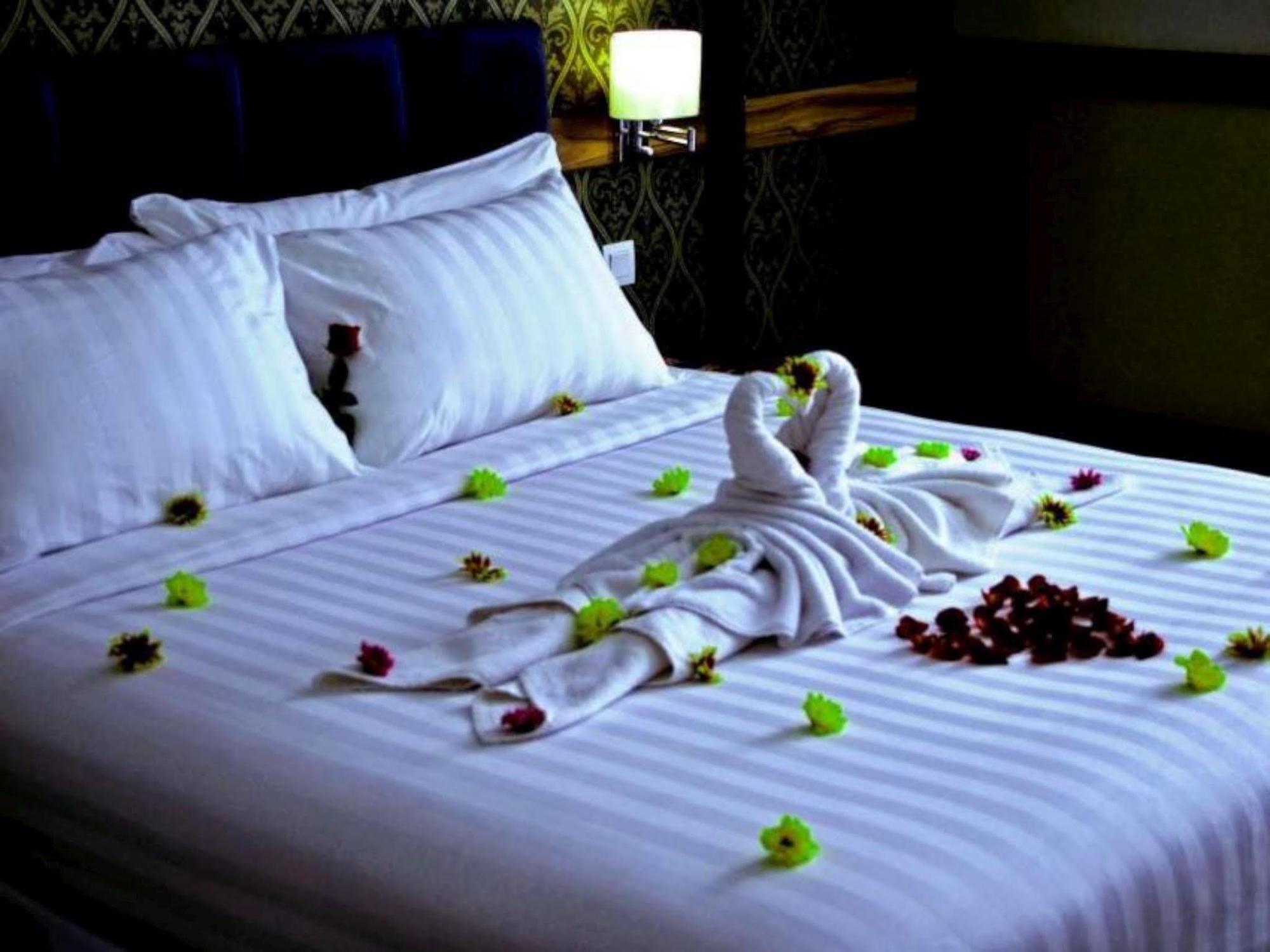 Amarelo Hotel Solo Extérieur photo