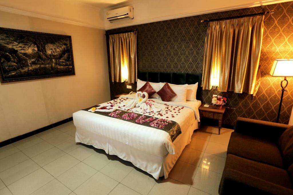 Amarelo Hotel Solo Extérieur photo