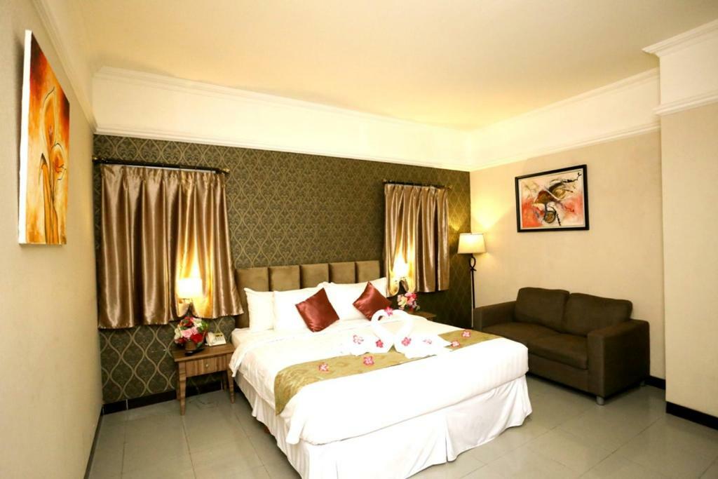 Amarelo Hotel Solo Extérieur photo