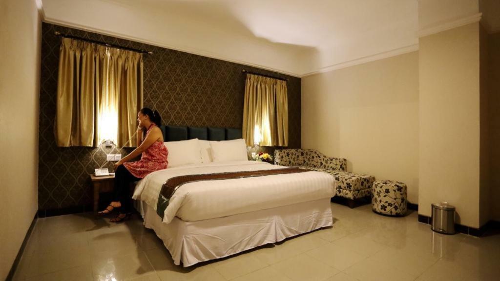 Amarelo Hotel Solo Extérieur photo