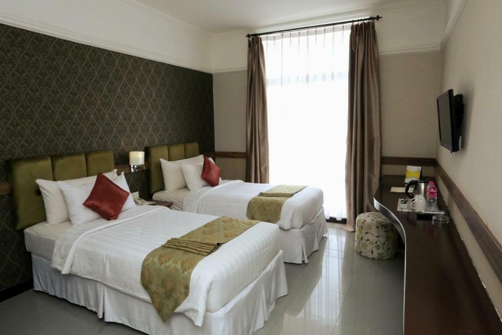 Amarelo Hotel Solo Extérieur photo
